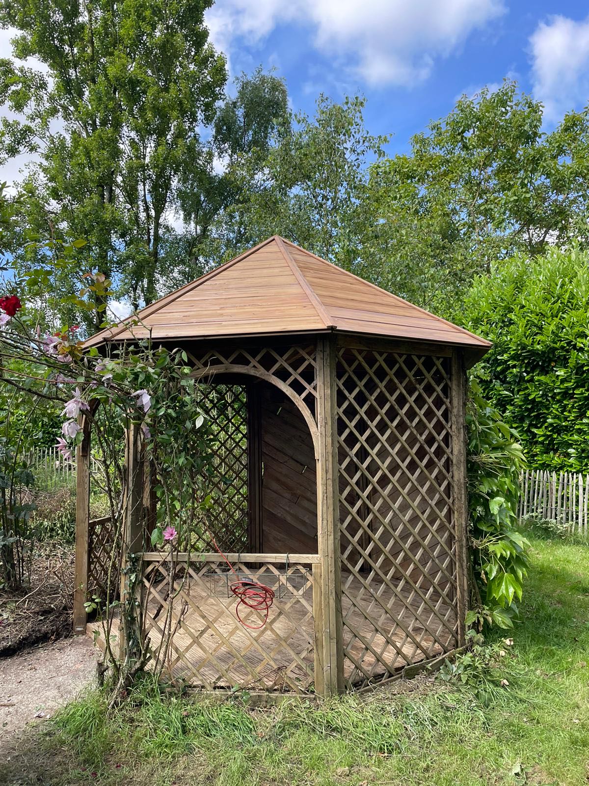 Changement couverture en bois un kiosque sur la commune de Fougeré